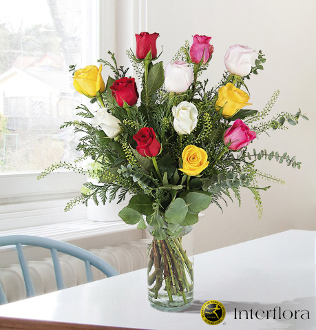 Las flores del mes: Ramo de 12 rosas multicolor. - Interflora