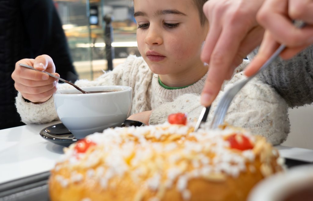 Comer roscón de Reyes 