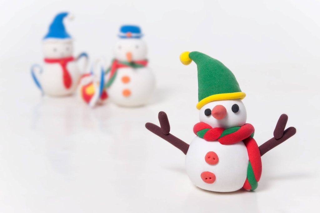 muñecos de nieve de plastilina