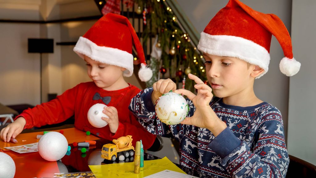 niños pintando bolas de Navidad