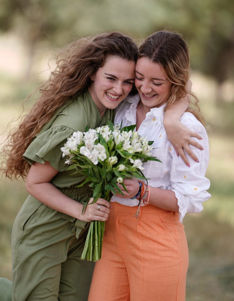 Regalar flores entre mujeres