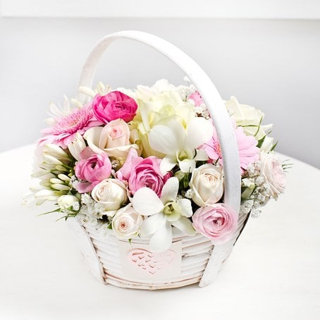 Basket arrangement in light colours